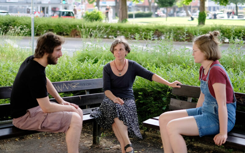 Foto der Gesprächspartner auf einer Parkbank