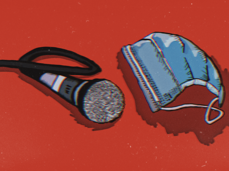Das Bild zeigt ein Mikrofon und eine Alltagsmaske.