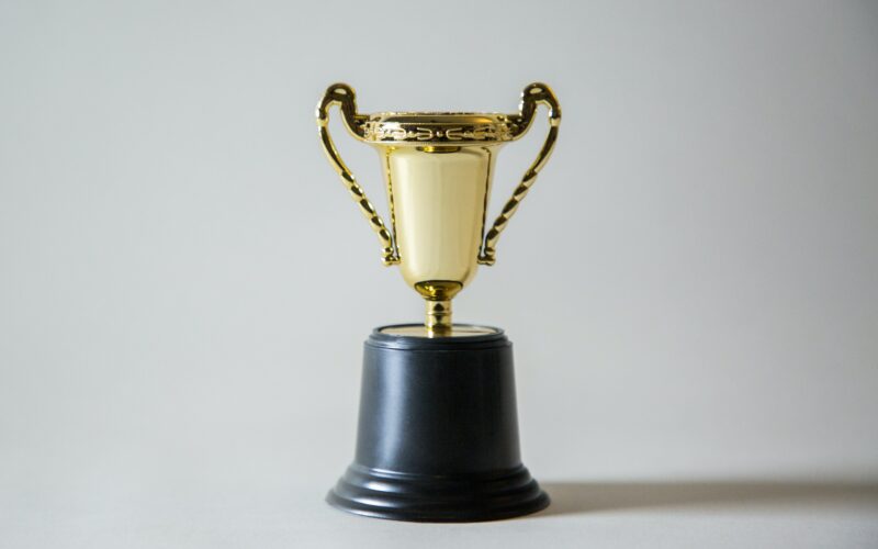 Das Bild zeigt einen goldenen Pokal.