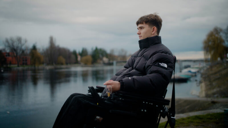 Das Foto zeigt Jannis Pagels, wie er mit seinem Rollstuhl am Seerhein steht.