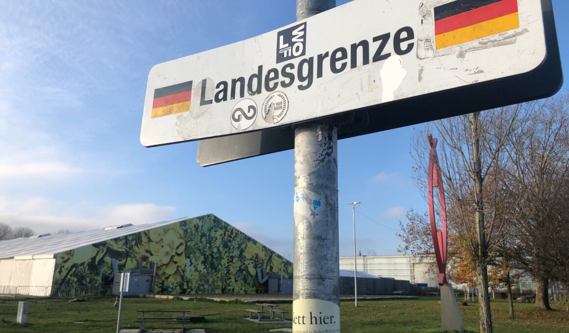 Das Bild zeigt ein Schild mit der Aufschrift "Landesgrenze".