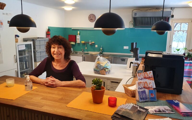 Das Foto zeigt Doris Künzel im Café Mondial