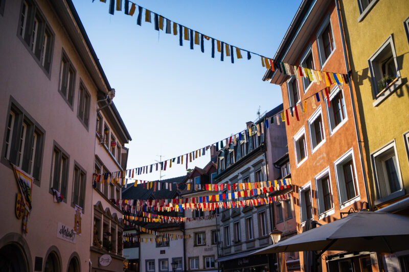 Das Foto zeigt die Fasnachtsdekoration in der Konstanzer Altstadt.