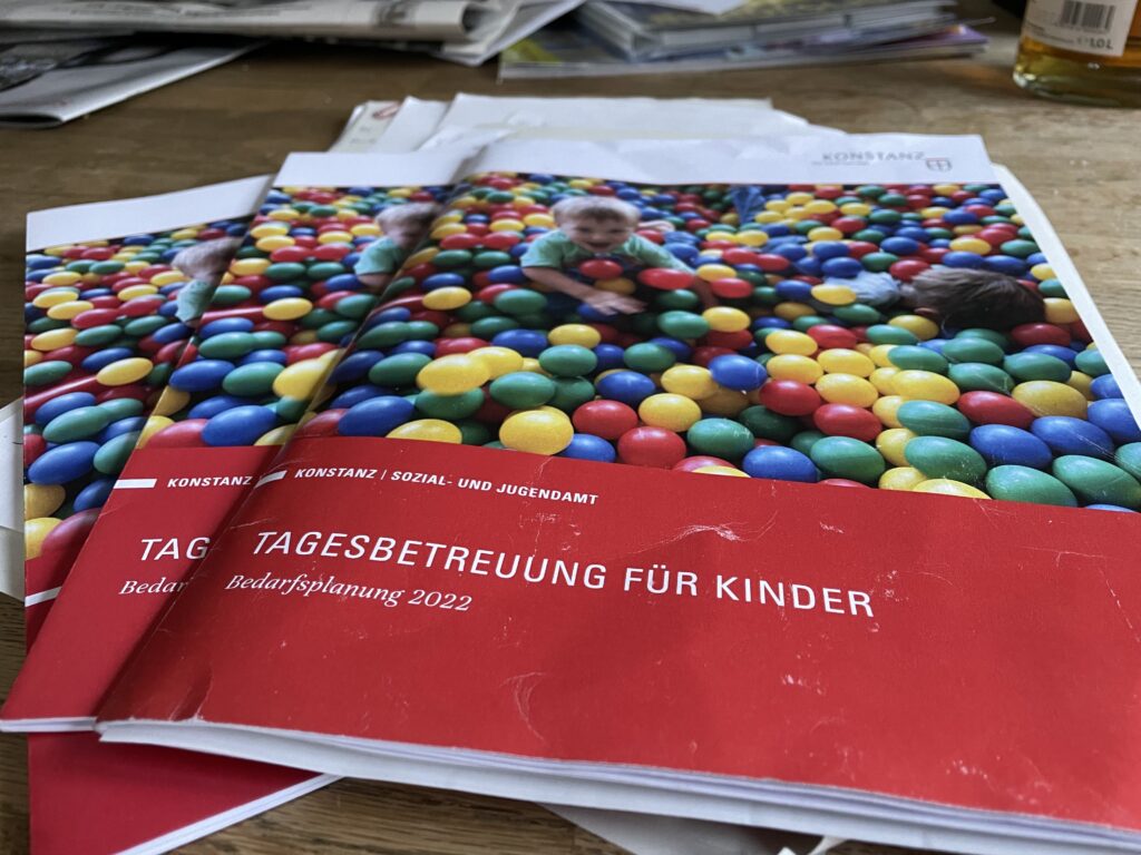 Das Bild zeigt die Broschüre Tagesbetreuung für Kinder von der Stadt Konstanz.