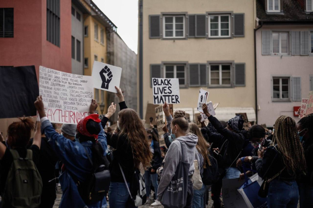 Das Foto zeigt eine Black Lives Matter Demo in Konstanz.