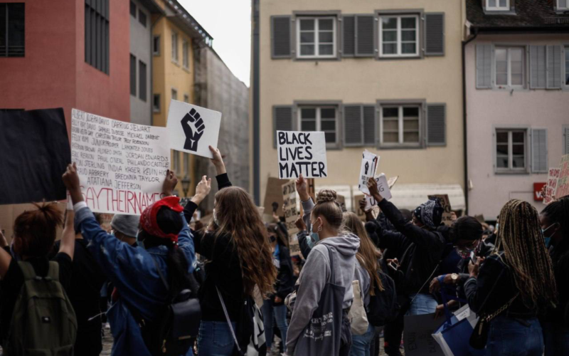 Das Foto zeigt eine Black Lives Matter Demo in Konstanz.