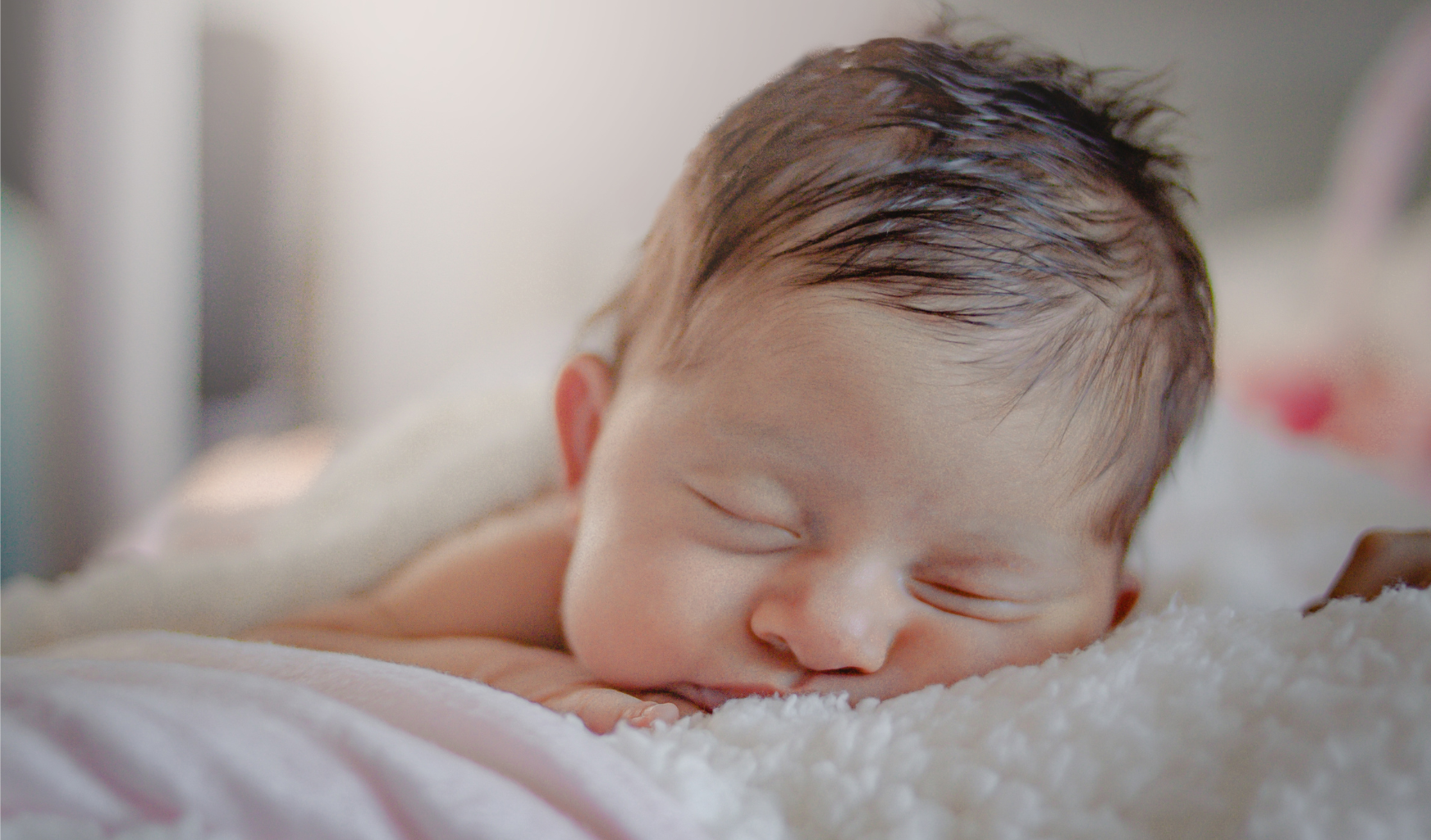 Das Bild zeigt ein Baby beim Schlafen.