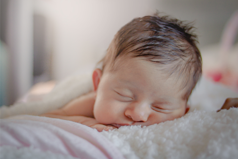 Das Bild zeigt ein Baby beim Schlafen.