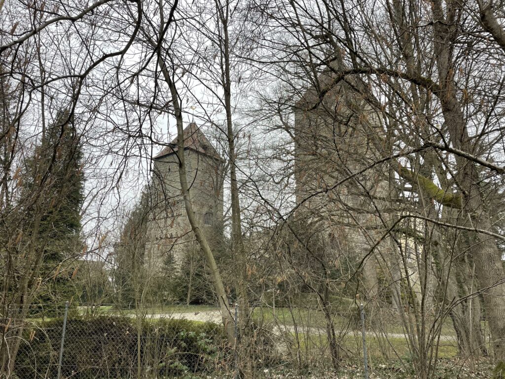 Das Bild zeigt das Schloss Gottlieben hinter Bäumen. Das Areal ist derzeit nicht öffentlich zugänglich.
