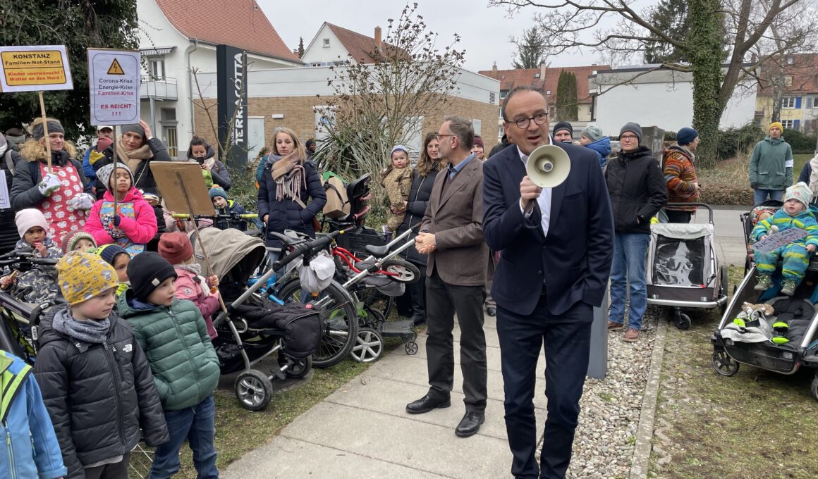 Das Foto zeigt den Konstanzer Oberbürgermeister Uli Burchardt mit einem Megafon in der Hand. Er spricht zu Demonstrant:innen, die sich gegen die Erhöhung der Kitagebühren wehren.