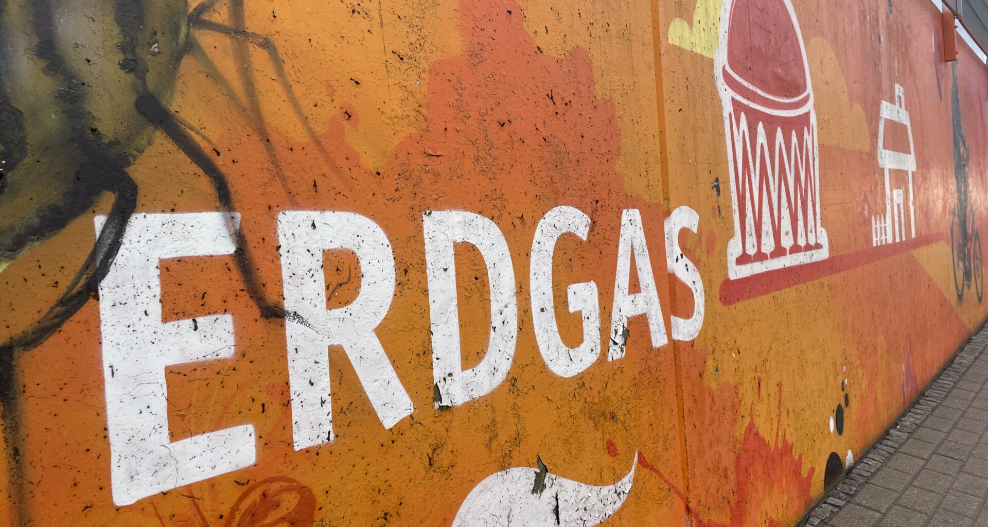 Das Foto zeigt den Schriftzug "Erdgas" auf einer Mauer am Gelände der Stadtwerke Konstanz.