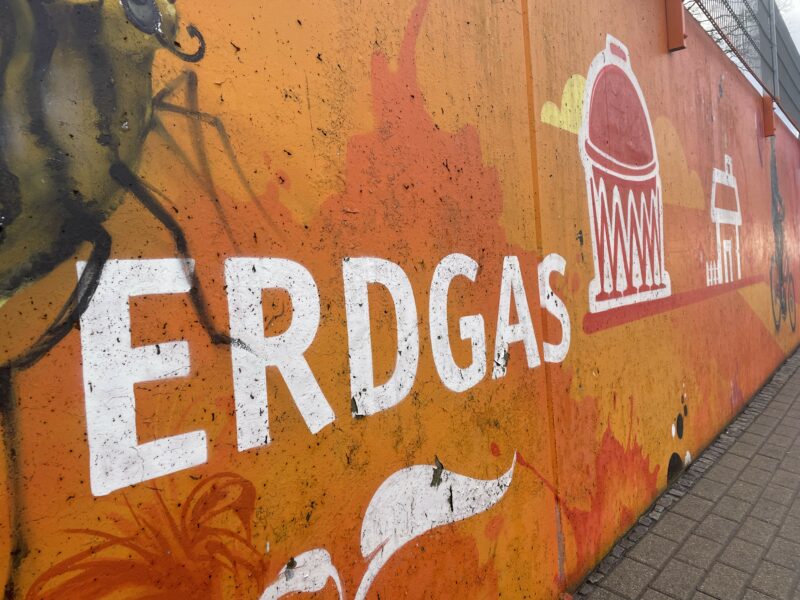 Das Foto zeigt den Schriftzug "Erdgas" auf einer Mauer am Gelände der Stadtwerke Konstanz.