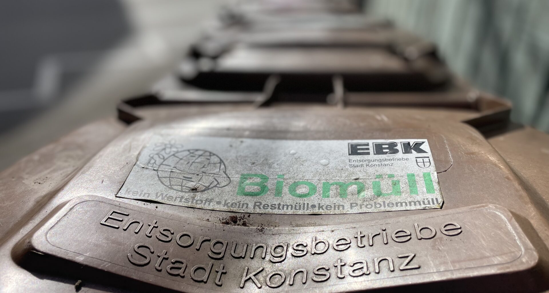 Das Bild zeigt eine braune Biomülltonne in der Stadt Konstanz.