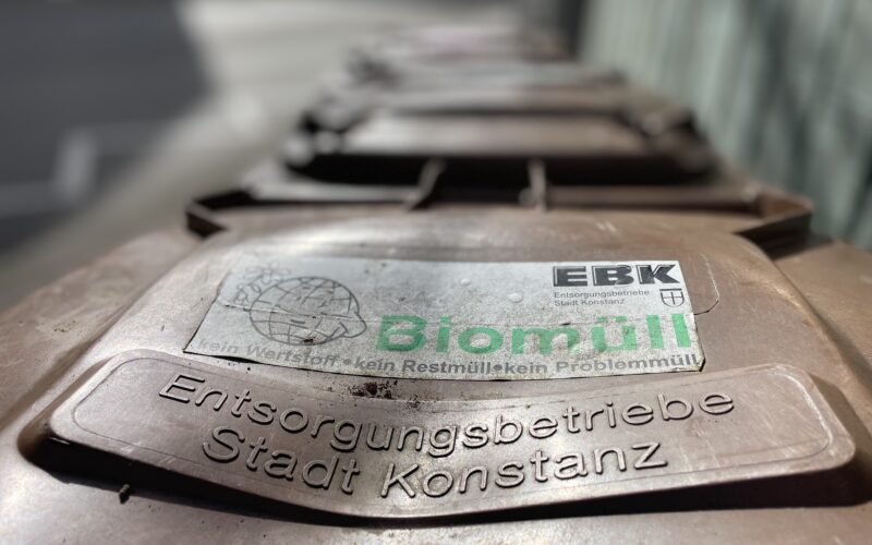 Das Bild zeigt eine braune Biomülltonne in der Stadt Konstanz.