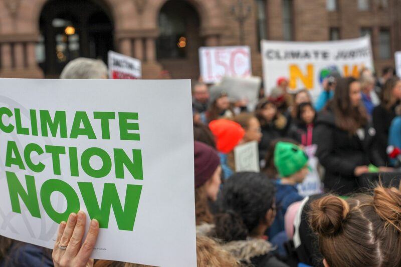 Das Foto zeigt eine Klima-Demo und ist ein Symbolbild für den Artikel.