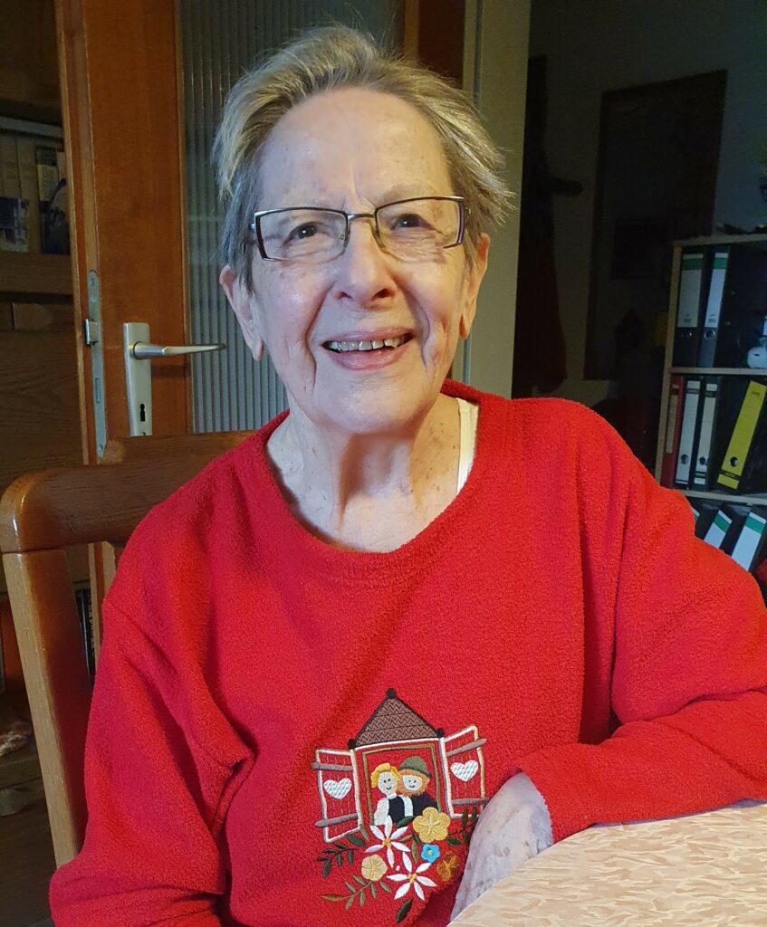 Das Bild zeigt die Konstanzerin Vera Hemm in einem roten Pullover