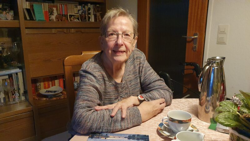 Das Bild zeigt die Konstanzerin Vera Hemm an einem Tisch