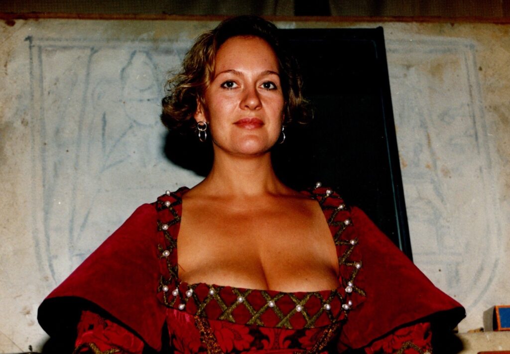 Das Bild zeigt die Schauspielerin Heinke Hartmann als sie 1992 Modell stand für die berühmte Figur Imperia von Peter Lenk