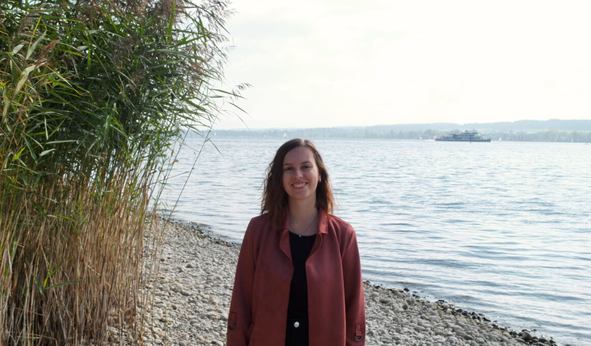 Das Foto zeigt die Autorin Livia am Bodensee.