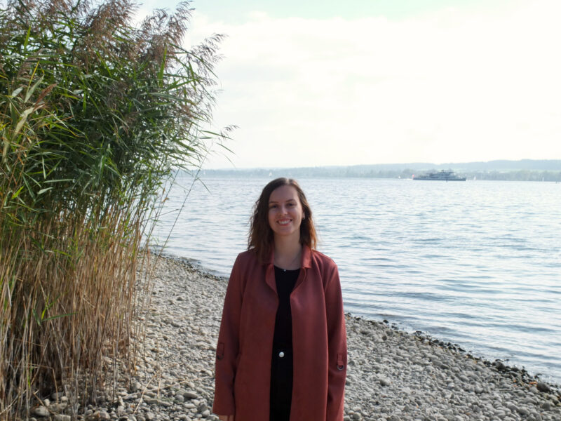 Das Foto zeigt die Autorin Livia am Bodensee.
