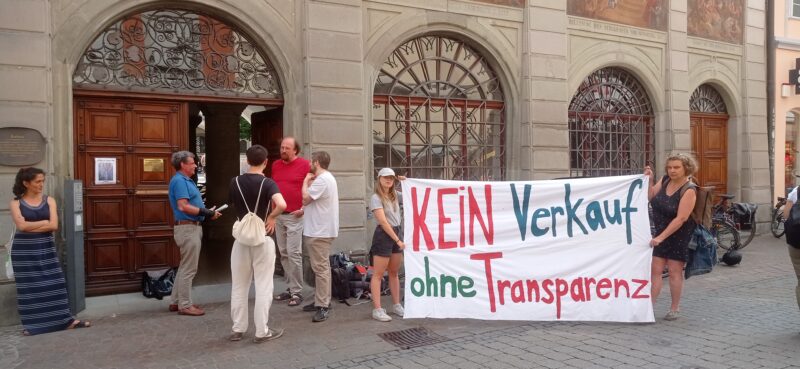 Das Bild zeigt Demonstrant:innen von Fridays for Future vor einer Gemeinderatssitzung in Konstanz