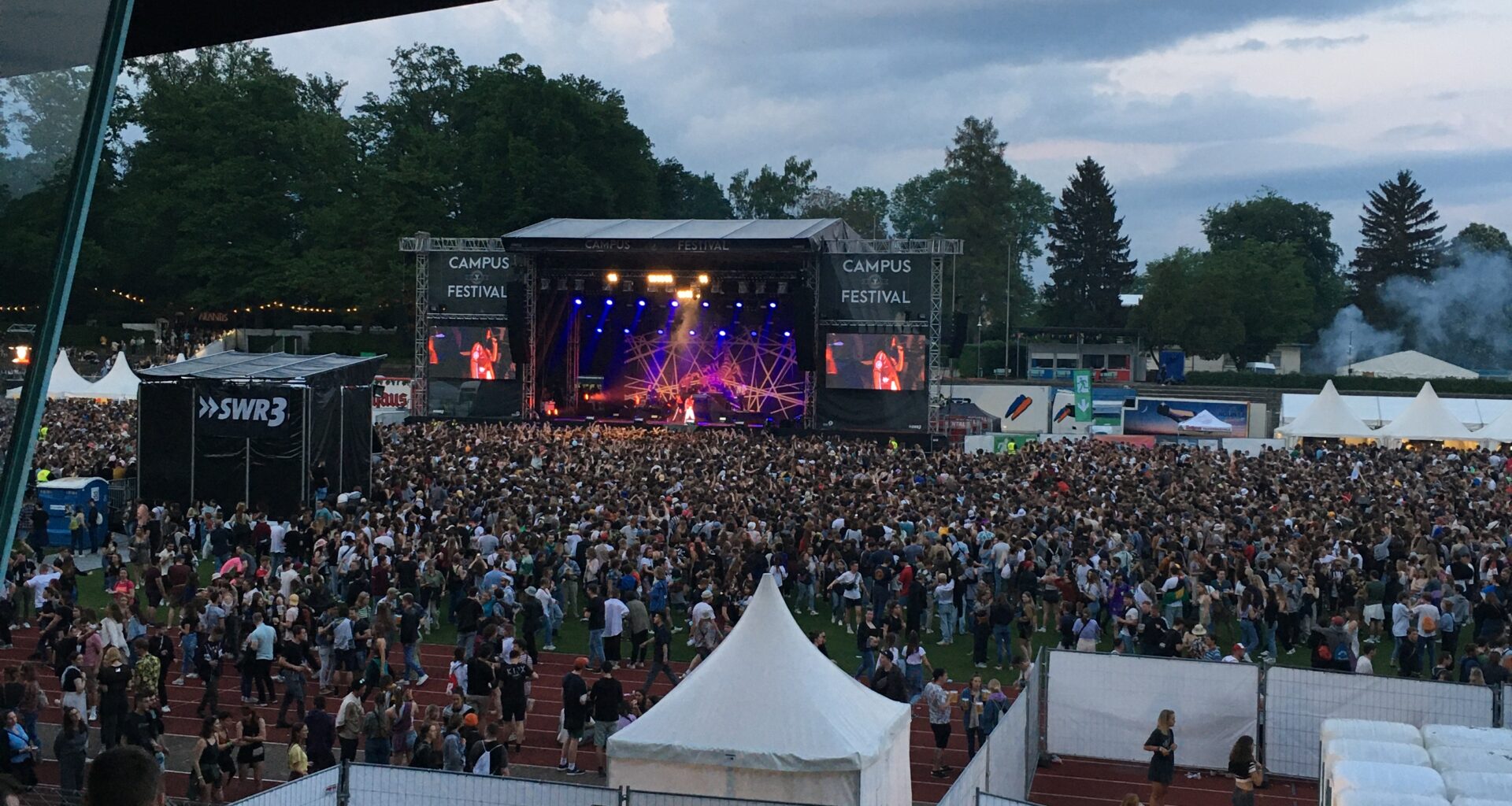 Das Bild zeigt die Zuschauer:innen im voll besetzten Bodenseestadion Konstanz während des Campusfestival 2022.