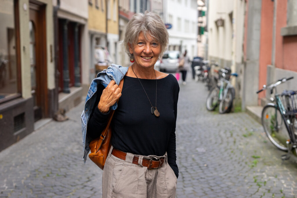 Das Foto zeigt Annabel Holtkamp in einer Konstanzer Gasse.