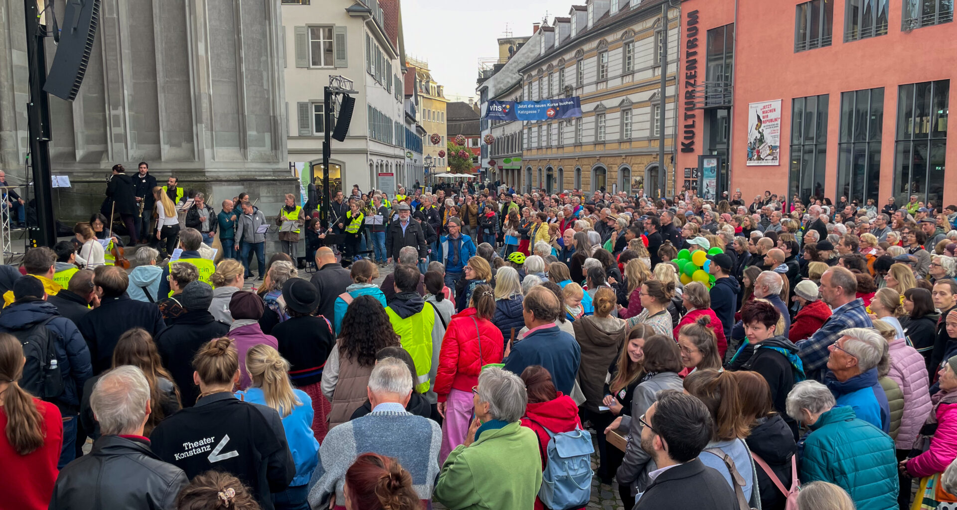 Das Foto zeigt die Demo vom Theater und der Philharmonie auf dem Münsterplatz.