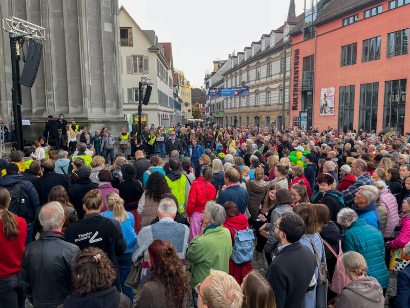 Das Foto zeigt die Demo vom Theater und der Philharmonie auf dem Münsterplatz.