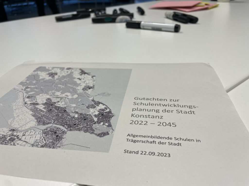 Das Bild zeigt das Gutachten zur Schulentwicklungsplanung der Stadt Konstanz 2022 bis 2045.