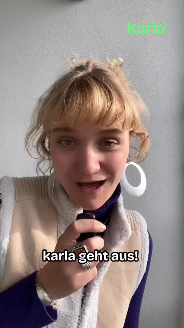 ⭐️ ANNA’S TOP 3 FAVORITES⭐️ 

karla geht aus ist wieder draußen! Passend dazu kommen hier ⭐️ ANNA’S TOP 3 FAVORITES⭐️. In diesem Format präsentiert dir @anna.rge ihre persönlichen Highlights aus unseren Ausgehtipps fürs Wochenende. 

DONNERSTAG 
📍 @zebrakino zeigt den Film: „Die Möllner Briefe“. 1992 zerstört ein rassistisch motivierter Brandanschlag das Leben von Ibrahim Arslan und das seiner Familie. Behörden haben hunderte Beileidsbriefe über 3 Jahre hinweg nicht an die Familie weitergeleitet. Es folgt ein Nachgespräch mit dem Politikwissenschaftler Taylan Yildiz und der Radolfzeller Stadträtin Derya Yildirim @cayopayo. 🕕 18-20:30 Uhr

FREITAG 
🎭💸 Kultur braucht Räume. Und Geld. Weil immer mehr Vereinen die Fördermittel ausgehen, plant das @contrast_kn ein Netzwerktreffen: „Gemeinsam für mehr Kulturräume”. Du möchtest mehr über das Projekt erfahren oder hast Lust dich zu engagieren? Dann komm vorbei und connecte dich mit anderen Teilnehmenden! 🕕 18 Uhr 

👉🕺Für die Partymäuse unter euch: Ab 22 Uhr gibt’s Open Decks! 

SAMSTAG
❄️🧥 Die kalte Jahreszeit steht an und du hast nix zum Anziehen? Dann komm zum @vlohmarkt in die @kantinekn und ins @neuwerk_konstanz . Lass dir Zeit beim Stöbern mit Glühwein, Gebäck und guter Musik. 🕕 12-17 Uhr

💚💜 Wir wünschen dir viel Spaß beim Anschauen und ein gutes #wochenende mit unseren Favorites! 

#konstanz #karlamagazin #bodensee

📸 Fotos: RFF Real Fiction Filmverleih e.K.