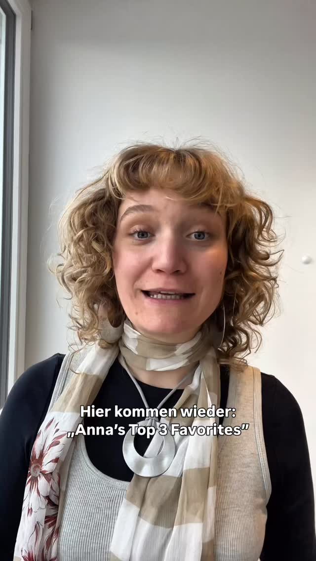 ⭐️ANNA‘S TOP 3 FAVORITES⭐️
karla geht aus ist wieder draußen! Passend dazu kommen hier ⭐️ANNA‘S TOP DREI FAVORITES⭐️ Hier zeigt dir @anna.rge ihre persönlichen Highlights aus unseren Ausgehtipps fürs Wochenende.
DONNERSTAG
📍@zebrakino zeigt den Film: „Die jüngste Tochter“. Die 17 jährige Fatima wächst in einer französisch-algerischen Familie in einem Pariser Vorort auf. Mit dem Beginn ihres Philosophiestudiums in Paris entdeckt sie ihre Liebe zu Frauen. Sie ringt zwischen Familientradition, Glaube und dem Wunsch nach Freiheit. Die Regisseurin Hafsia Herzi erzählt mit großer Emotionalität und Authentizität vom queeren Erwachsenwerden und der Suche nach dem eigenen Platz in der Welt. 🕕 21:15 Uhr
SAMSTAG
🦉Nistkastenbauen im @nabubodenseezentrum: Im Rahmen der Nachhaltigkeitswoche der @unikonstanz kannst du hier Nistkästen für die Zwergohreule bauen.
👉💡Aufgrund des Klimawandels breitet sich die kleine Eulenart weiter nach Norden aus und wurde auch in unserer Region vermehrt gesichtet. Material und Werkzeug gibt’s vor Ort. Jetzt braucht‘s nur noch dich und deine helfenden Hände. 🕕 ab 10 Uhr
🪩 Party @kulturkiosk_schranke: Rabatz im @kulakonstanz Bei dieser inklusiven Party für alle, sind auch die eingeladen, denen sonst die Tanzflächen fehlen. Komm vorbei, so wie du bist! @initiativenachtlicht sorgt dabei für eine achtsame Partyatmosphäre bei der alle sich wohlfühlen können. 🕕 ab 20 Uhr
👉 Habt ein schönes #wochenende mit unseres Favorites! 💜💚
#konstanz #party #bodenseeliebe #karlamagazin
📸 Fotos 1&2: @alamodefilm /@zebrakino