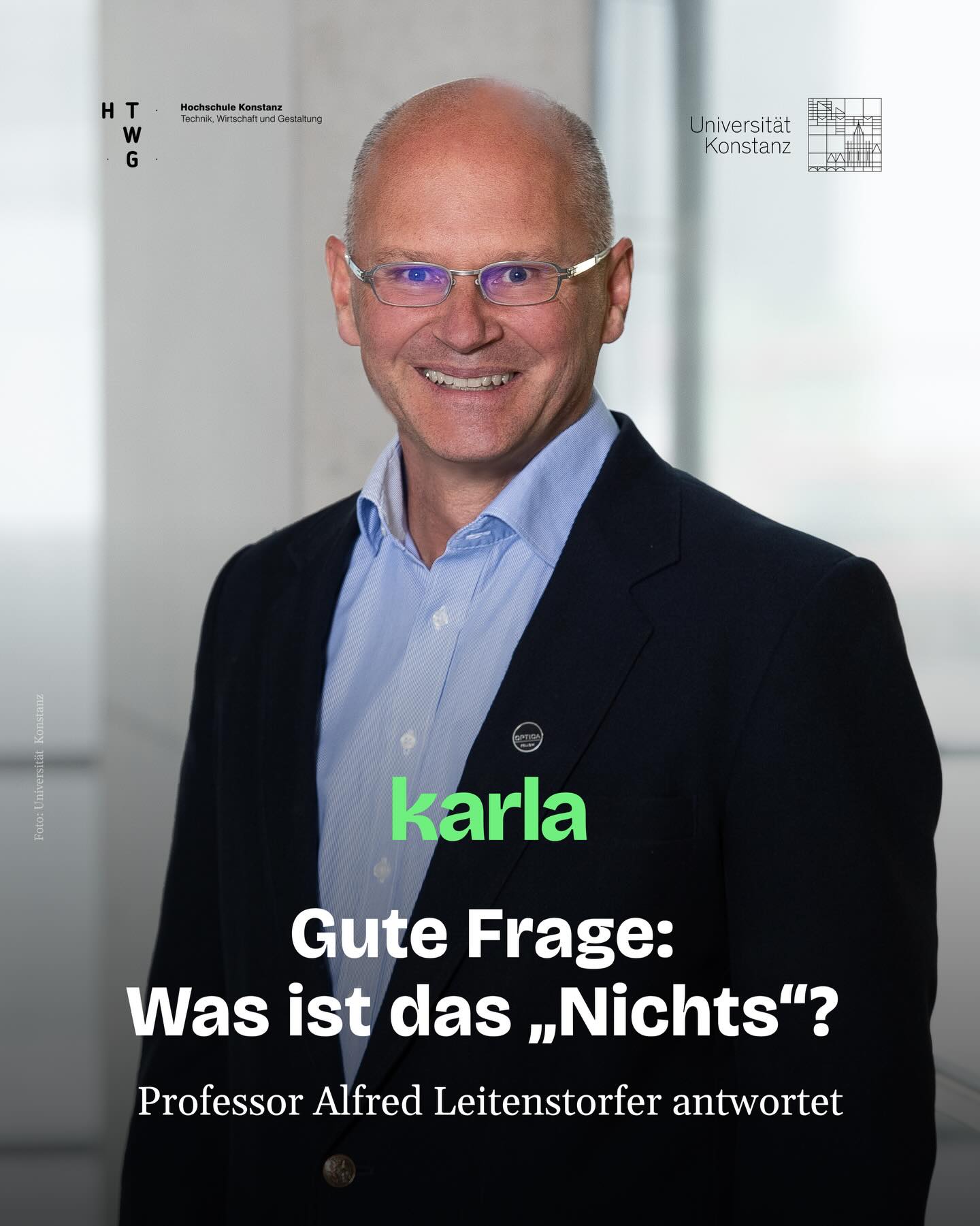 🕳️ Was ist eigentlich „Nichts“? Gibt es ein komplettes Nichts – und kann man es einfangen? Diese „Gute Frage!” von Ben und Anton aus der 7c des Ellenrieder Gymnasiums wird von Professor Alfred Leitenstorfer beantwortet. Er ist Physiker an der Universität Konstanz.
🌬️ Zuerst klingt die Antwort einfach: Ein leerer Ort ist noch lange nicht „nichts“. Denn selbst dort gibt es meist noch Luft. Und Luft besteht aus Molekülen, also aus winzigen Teilchen. Wenn man auch diese entfernt, entsteht ein sogenanntes Vakuum. Aber selbst im Vakuum ist nicht einfach gar nichts. Denn im Raum gibt es weiterhin elektromagnetische Felder. Ein Beispiel dafür ist das Magnetfeld der Erde, das dafür sorgt, dass ein Kompass nach Norden zeigt.
🧲 Der Physiker Werner Heisenberg hat gezeigt, dass elektrische und magnetische Felder niemals gleichzeitig vollständig verschwinden können. Deshalb gibt es selbst im scheinbaren Nichts noch kleinste Schwankungen. Diese nennt man Vakuum-Fluktuationen.
🔬 In Konstanz konnte in einem Experiment sogar gezeigt werden, dass sich solche Vakuum-Fluktuationen direkt messen lassen. Dafür wurden Laser mit extrem kurzen Lichtimpulsen eingesetzt, die so schnell messen können, dass die winzigen Schwankungen sichtbar werden. Kann man das Nichts also einfangen? Nicht wirklich. Denn selbst im absoluten Nichts gibt es physikalisch noch etwas. Paradoxerweise besteht sogar ein großer Teil der Masse aller Gegenstände im Universum physikalisch gesehen aus „Nichts“.
💡 Die Serie „Gute Frage” hat @luenmich für @karlakonstanz.de gemeinsam mit der @htwgkonstanz und der @unikonstanz gestartet. Wissenschaftler:innen beantworten hier die neugierigen Fragen von Konstanzer Kindern und Jugendlichen.
👉 Lies die ganze Antwort im Magazin oder abonniere unseren Familien-Newsletter „familie mit k” (Link in Bio) und erhalte so die nächste Ausgabe direkt ins Postfach!