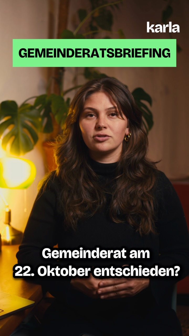 🗳️ Was kostet es, einen Bürgerentscheid zu organisieren?
Wir fassen die Themen aus dem Konstanzer Gemeinderat für dich zusammen. Darum ging es in der Sitzung am 22. Oktober.
🚲 Bürgerentscheid zum Fahrradparkhaus: Konstanz rechnet für die Abstimmung zum Fahrradparkhaus mit Kosten in Höhe von rund 570.000 Euro. Das Geld wird für die Durchführung des Bürgerentscheids benötigt, unter anderem für den Druck und Versand der Informationsmaterialien und Briefwahlunterlagen. Am 29. November entscheiden die Konstanzer Abstimmungsberechtigten, ob die Stadt das Fahrradparkhaus am Bahnhof realisieren soll.
🌳 Klimaanpassung: Wo braucht Konstanz mehr Schutz vor Hitze oder Starkregen? Das beschlossene Klimaanpassungskonzept zeigt, welche Maßnahmen an welcher Stelle Vorrang haben sollen. Ein bereits geplantes Beispiel: Am Stephansplatz sollen bis Ende 2027 insgesamt 28 Bäume gepflanzt werden. Mit dem Konzept ist allerdings noch nicht die Finanzierung aller Maßnahmen gesichert. Über zusätzliche Mittel entscheidet der Rat in weiteren Haushaltsberatungen.
🚢 Sea-Eye: Konstanz unterstützt die Seenotrettungsorganisation seit 2019. Die bisherige Schiffspatenschaft läuft Ende des Jahres aus. Bei einer Verlängerung sieht das Regierungspräsidium rechtliche Hürden, weil der örtliche Bezug zu Konstanz fehle. Deshalb will der Rat in Zukunft das Engagement vor Ort fördern – etwa bei Kultur- oder Bildungsangeboten der Lokalgruppe. Dafür sind bis 2031 jährlich bis zu 10.000 Euro vorgesehen. Die Verwaltung soll in Absprache mit dem Regierungspräsidium ein rechtssicheres Förderkonzept entwickeln.
Was ist beschlossen, was bleibt offen und was bedeutet das für Konstanz? Unser Gemeinderatsbriefing hilft dir, den Überblick zu behalten.
👉 Lies die Hintergründe und weitere Themen auf karla-magazin.de – frei zugänglich, ohne Paywall. Den Link findest du in unserer Bio.
Du willst mehr davon? Abonniere den Newsletter und bleib informiert.
🎥 Lorenz Cramer @cramer_film
