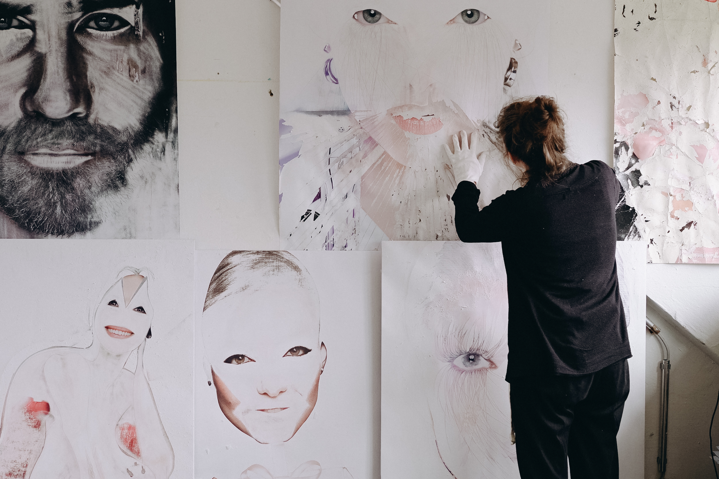 Nur wenigen Künstler:innen können von ihrer Arbeit leben. Stefanie Scheurell ist eine von ihnen. Sie hat es sich zur Aufgabe gemacht, Grenzen zu überwinden und Menschen zum Dialog aufzufordern. Wir haben sie getroffen, über ihre Kreativität und ihre Ziele gesprochen. 