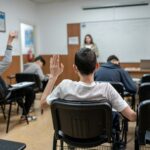Früher Unterrichtsbeginn: Für viele Schüler:innen eine tägliche Herausforderung. Doch wäre ein späterer Start in den Tag sinnvoller? | Foto: Ahmet Kurt/Unspalsh