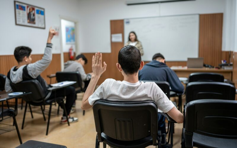 Früher Unterrichtsbeginn: Für viele Schüler:innen eine tägliche Herausforderung. Doch wäre ein späterer Start in den Tag sinnvoller? | Foto: Ahmet Kurt/Unspalsh