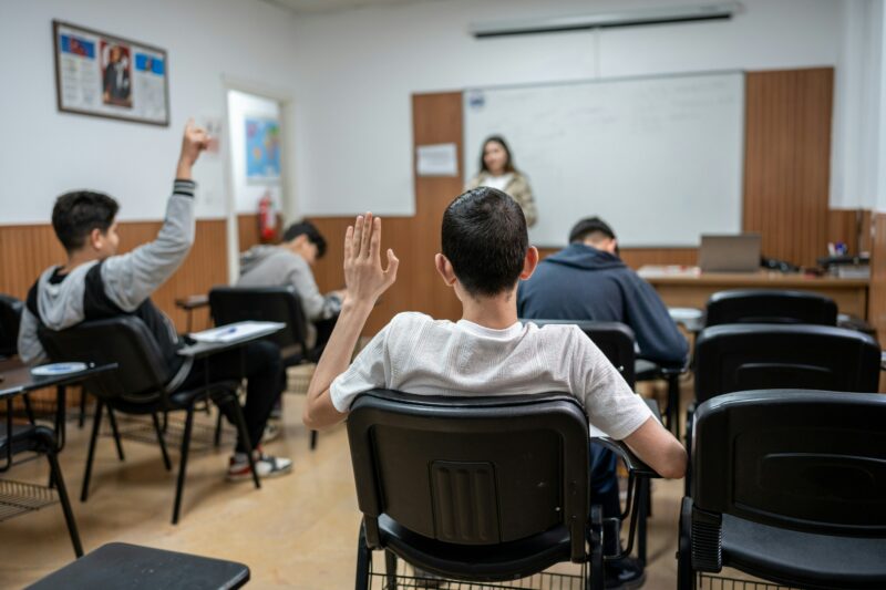 Früher Unterrichtsbeginn: Für viele Schüler:innen eine tägliche Herausforderung. Doch wäre ein späterer Start in den Tag sinnvoller? | Foto: Ahmet Kurt/Unspalsh